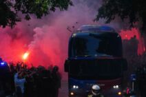 Navijači Barselone gađaju svoj autobus pred El Klasiko