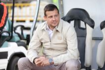 Nenad Lalatović sedi na klupi.