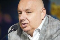 Dragoljub Zbiljić izbliza profil.