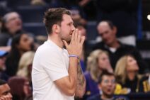 Luka Dončić u beloj majici.