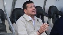 Nenad Lalatović na klupi podiže ruku.