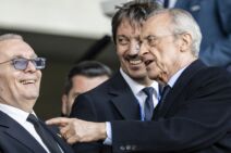 Florentino Perez pokazuje prstom na utakmici.