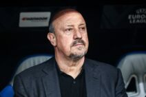 Rafael Benitez u tamnom odelu.