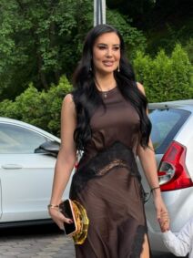 Katarina Grujic sa Gobeljom i cerkicom stigla kod Perucice na slavlje (2).jpg