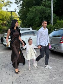 Katarina Grujic sa Gobeljom i cerkicom stigla kod Perucice na slavlje (3).jpg