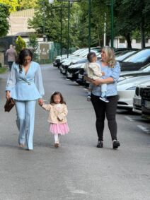 Nadica Ademov sa kovertom kod Ljube na slavlju (2).jpg