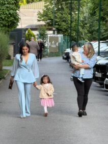 Nadica Ademov sa kovertom kod Ljube na slavlju (3).jpg