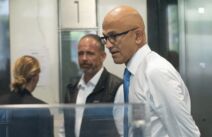 Satja Nadela otpustio 15.000 radnika i primio rekordnu platu od 90 miliona evra (4).jpg