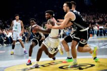 Armoni Bruks na meču Partizan - Olimpija Milano dok ga čuva Aleksej Pokuševski