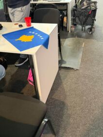 Novinari Albanije poneli zastavu Kosova 3.jpg