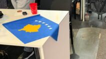 Novinari Albanije poneli zastavu Kosova 5.jpg