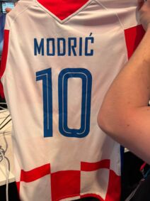 Luka Modrić poslao devojkama dres kao taliju za pobedu na Evroviziji (2).jpg