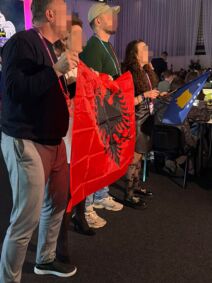 Skandal! Albanski novinari mašu zastavom Albanije i tzv samoprozvane drzave Kosovo (2).jpg