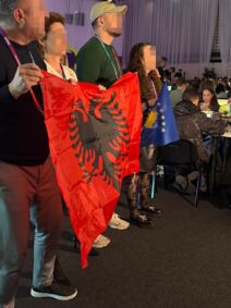 Skandal! Albanski novinari mašu zastavom Albanije i tzv samoprozvane drzave Kosovo (4).jpg