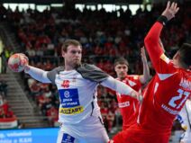 Dragan Pešmalbek šutira na gol Mađarske