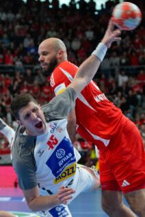 Darko Đukić i Adrijan Šipoš u duelu na Srbija Mađarska u rukometu.jpg