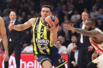 Vejd Boldvin na meču Fenerbahčea i Crvene zvezde, dok ga čuva Kodi Miler-Mekintajer