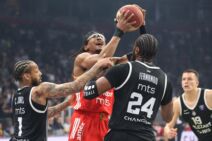 Čima Moneke u duelu sa Brunom Fernandom i Karlikom Džounsom