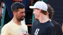 Novak Đoković i Janik Siner na revijalnom meču na Rolan Garosu