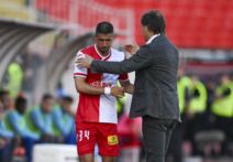 Slobodan Medojević se pozdravlja sa trenerom Vojvodine Miroslavom Tanjgom