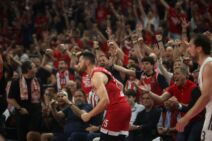 Navijači Olimpijakosa slave koš Aleka Pitersa u Evroligi