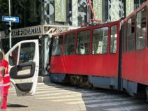 Tramvaj ispao iz šina ulica Cara Dušana  (2).jpg