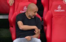 Pep Gvardiola priča sa stolicom