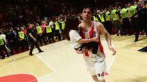 Miloš Teodosić sa ćerkom u naručju na utakmici Zvezde