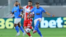 Mislav Oršić u duelu sa Radetom Krunićem na Pafos Crvena zvezda