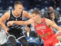 Košarkaš Borca Pavle Nikolić protiv Arijana Lakića iz Partizana.