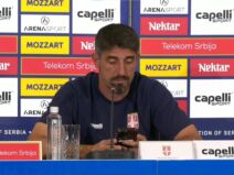 Veljko Paunović čita poruku Andreja Ilića koji je odbio reprezentaciju Srbije.