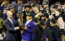 Sten Kronki podiže pehar NBA šampiona