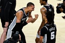 Košarkaš San Antonio Sparsa Viktor Vembanjama slavi pobedu nad Oklahomom.