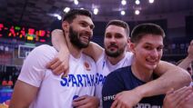 Dalibor Ilić slavi titulu sa saigračima