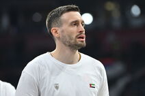 Aleksa Avramović u beloj majici Dubaija.
