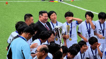 Kim Džong Un sa fudbalerkama