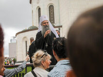 Patrijarh Porfirije izasao da pozdravi narod koji ceka ispred Hrama (2).jpg