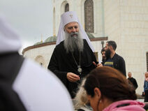 Patrijarh Porfirije izasao da pozdravi narod koji ceka ispred Hrama (4).jpg
