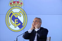 Florentino Perez drži ruke na glavi, a pored njega grb Real Madrida.