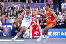 Nemanja Barać vodi loptu na Svetskom prvenstvu u basketu 3x3 protiv Holandije