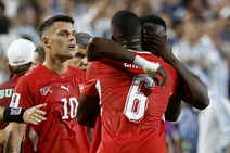 Švajcarski fudbaler Bril Embolo isključen na meču protiv Argentine.