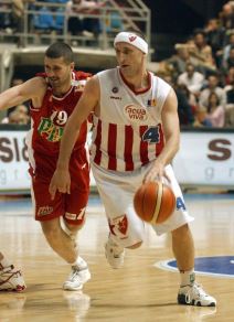 Ćelavi pobedili brkajlije