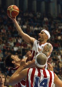 Ćelavi pobedili brkajlije