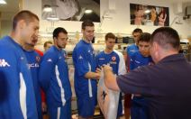 Tifany oblači plave za Japan