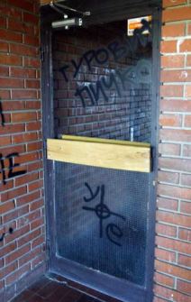 Sramne poruke na zgradi Milana Gurovića