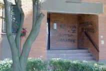 Sramne poruke na zgradi Milana Gurovića