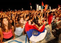 Zagrljaj Beogradjana i Milorada Čavića