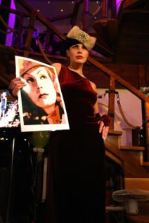 Isidora Bjelica - knjige, šeširi... časopis