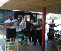 Čamcem plovim sam po Tisi...