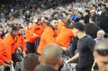 Grobari branili majicu i devojku u Areni